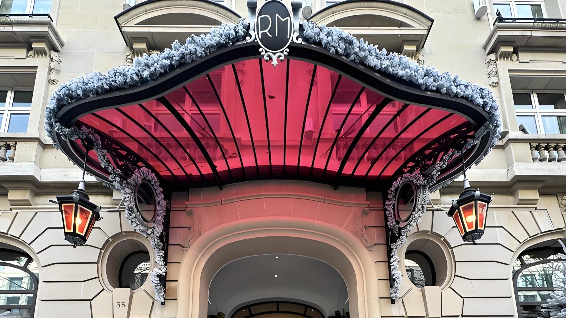 Hôtel Le Royal Monceau Raffles Paris - Façade élégante avec enseignes lumineuses