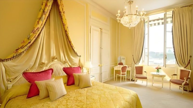 Hôtel de Crillon, a Rosewood Hotel - Suite élégamment décorée avec vue sur Paris
