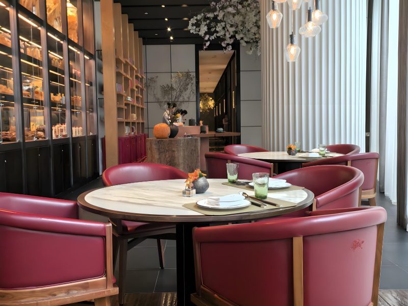 Restaurant étoilé de l'Hôtel Crillon avec plat gourmet