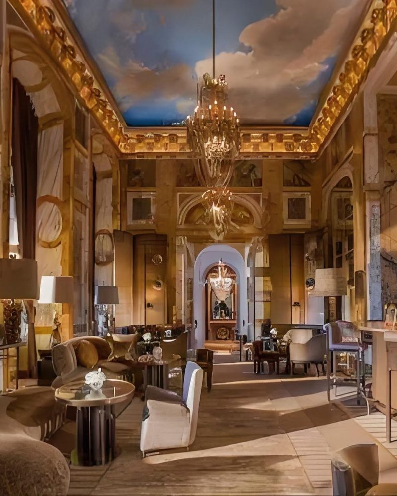 Intérieur élégant de l'Hôtel Crillon avec décoration classique