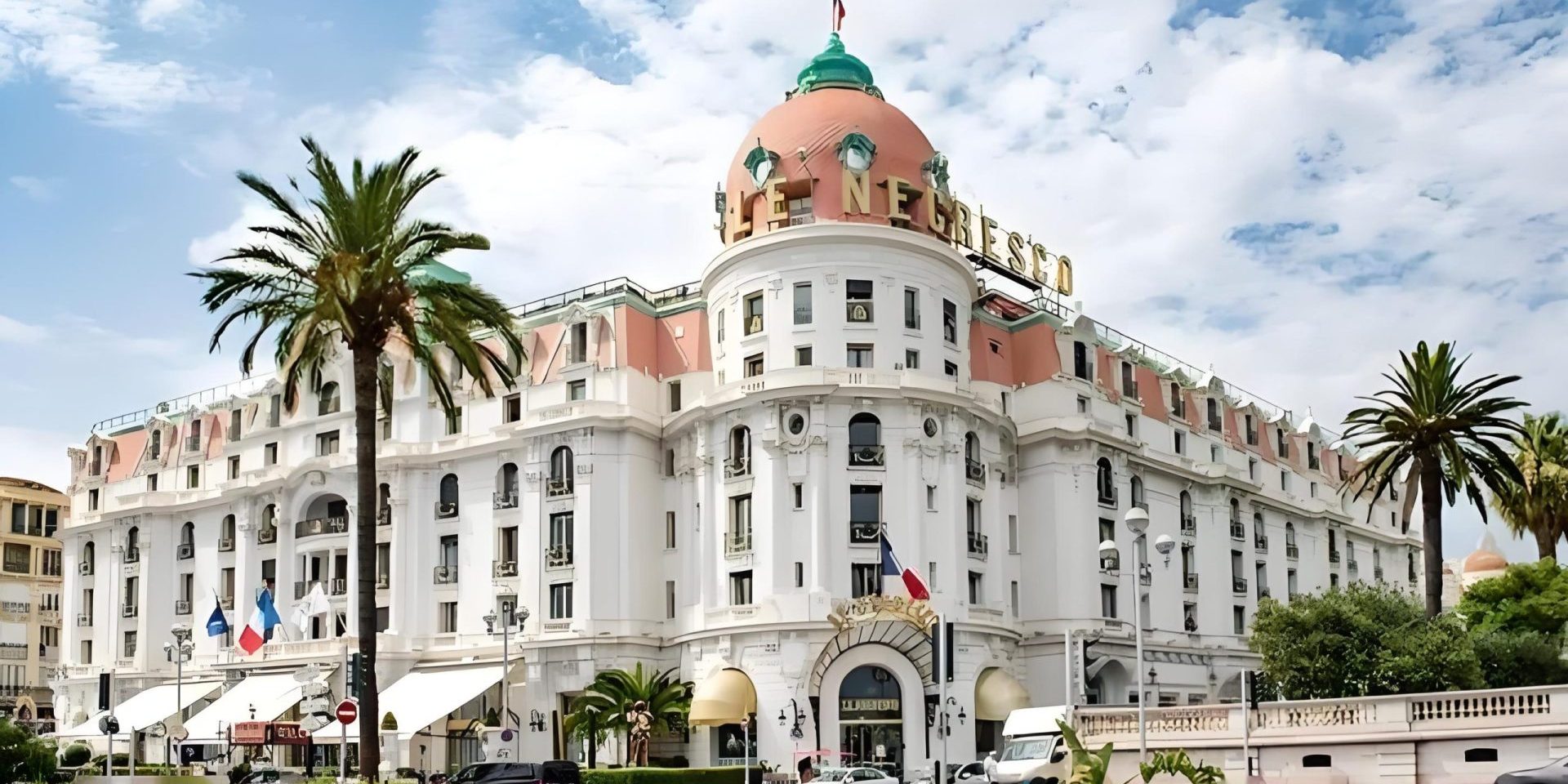 Façade de l'Hôtel Negresco Nice avec son architecture historique et son jardin