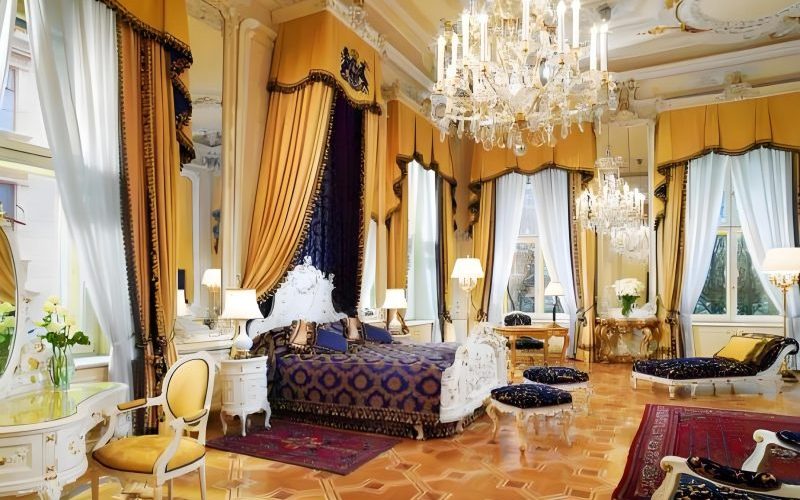 Chambre deluxe de l'Hôtel Negresco Nice avec vue sur la mer et décoration élégante
